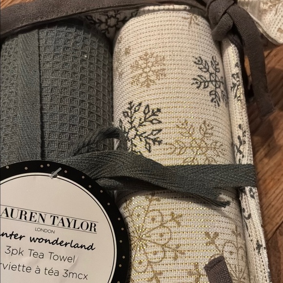 Cream and Gray Rustic Snowflake Holiday Tea Towel Set - Picture 4 of 7
